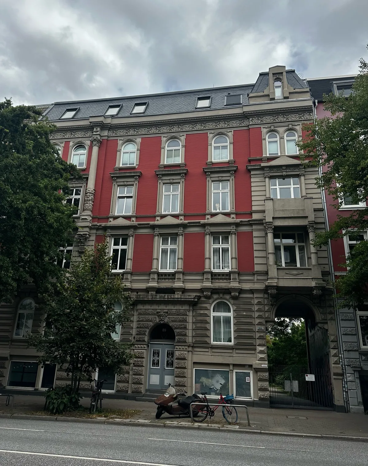 Historische Fassade der Stresemannstraße 89 in Hamburg